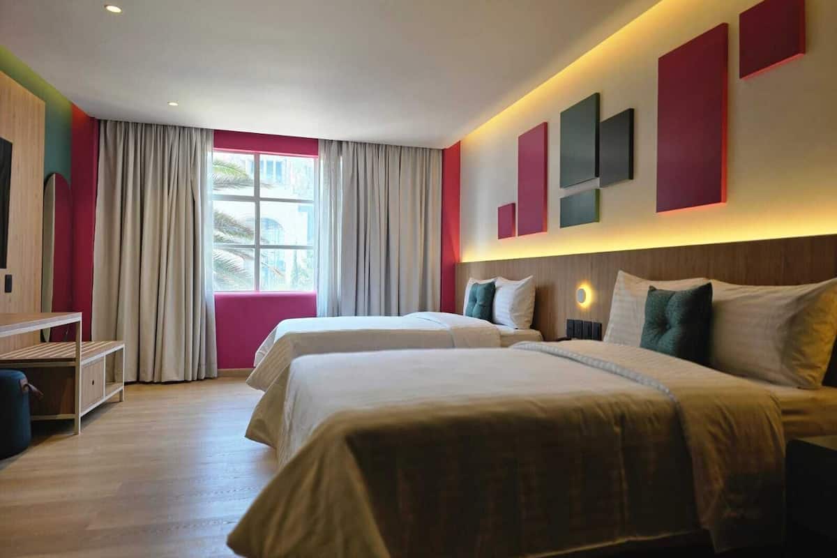 Deluxe Room with Monument View | In-room safe, free WiFi, bed sheets, wheelchair access