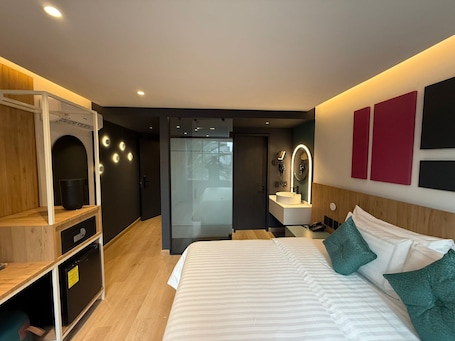 Executive 1 King Bed, Monument View. HOTEL MORE BY KAVIA