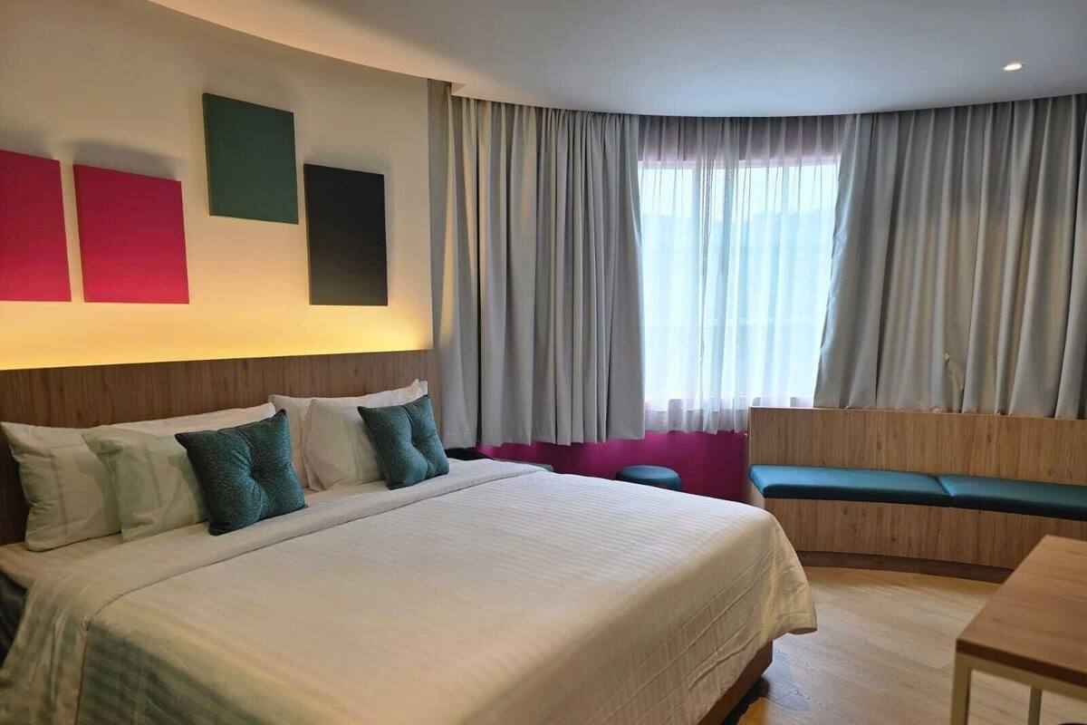 Deluxe Studio Suite | In-room safe, free WiFi, bed sheets, wheelchair access
