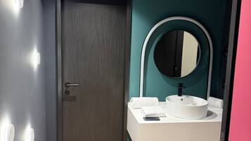 Habitación Deluxe | Baño | Regadera, regadera tipo lluvia, secadora de cabello, toallas