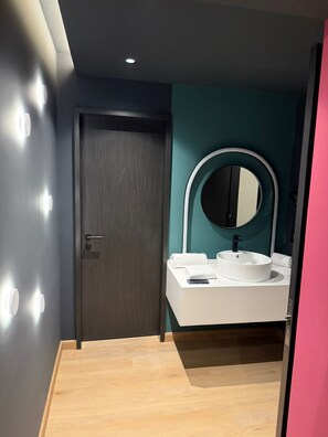 Habitación doble estándar | Caja de seguridad en la habitación, wifi gratis y ropa de cama 