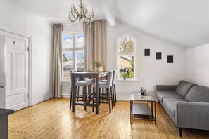 Grand réfrigérateur, batterie de cuisine, vaisselle et ustensiles