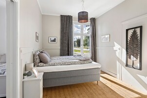 Habitación familiar doble, vistas a la ciudad | Wifi gratis y ropa de cama