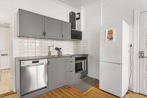Grand réfrigérateur, batterie de cuisine, vaisselle et ustensiles