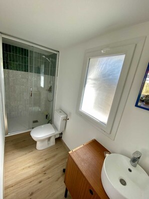 シャワー、タオル、石鹸、トイレットペーパー