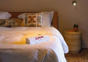 Suite Deluxe, patio | Zona de estar | Una televisión