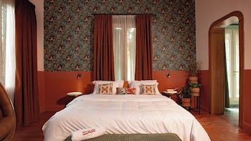 Suite – deluxe, terrasse | Sengetøy i egyptisk bomull, sengetøy av topp kvalitet og safe på rommet