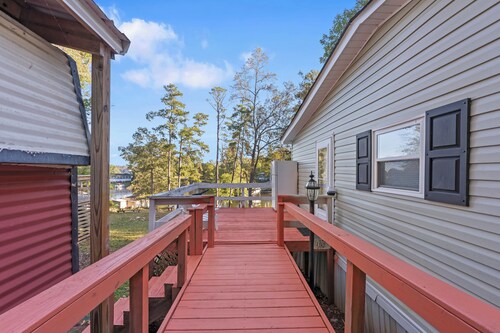 2-bedroom lakehouse with boating dock and hot tub in Leesville SC