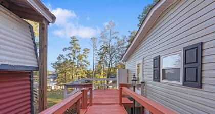 2-bedroom lakehouse with boating dock and hot tub in Leesville SC