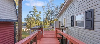 2-bedroom lakehouse with boating dock and hot tub in Leesville SC