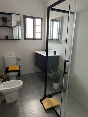 Dusche, Haartrockner, Bidet, HandtĂŒcher