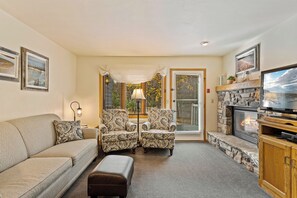 Living area - Cool 2-bedroom condo with walk-in shower in charming Fish Creek (Fish Creek)