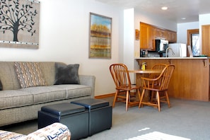 TV - Cool 2-bedroom condo with walk-in shower in charming Fish Creek (Fish Creek)