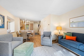 TV - Cool 2-bedroom condo with walk-in shower in charming Fish Creek (Fish Creek)