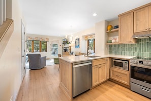 Fridge, microwave, oven, stovetop - Cool 2-bedroom condo with walk-in shower in charming Fish Creek (Fish Creek)