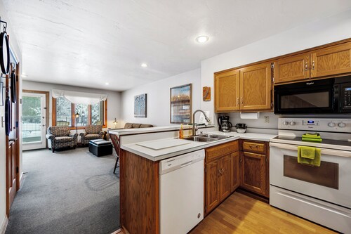 Fabulous 2-bed/2 bath condo with jetted tub in charming Fish Creek