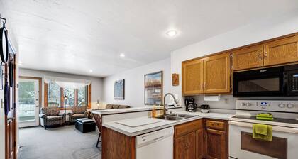 Fabulous 2-bed/2 bath condo with jetted tub in charming Fish Creek