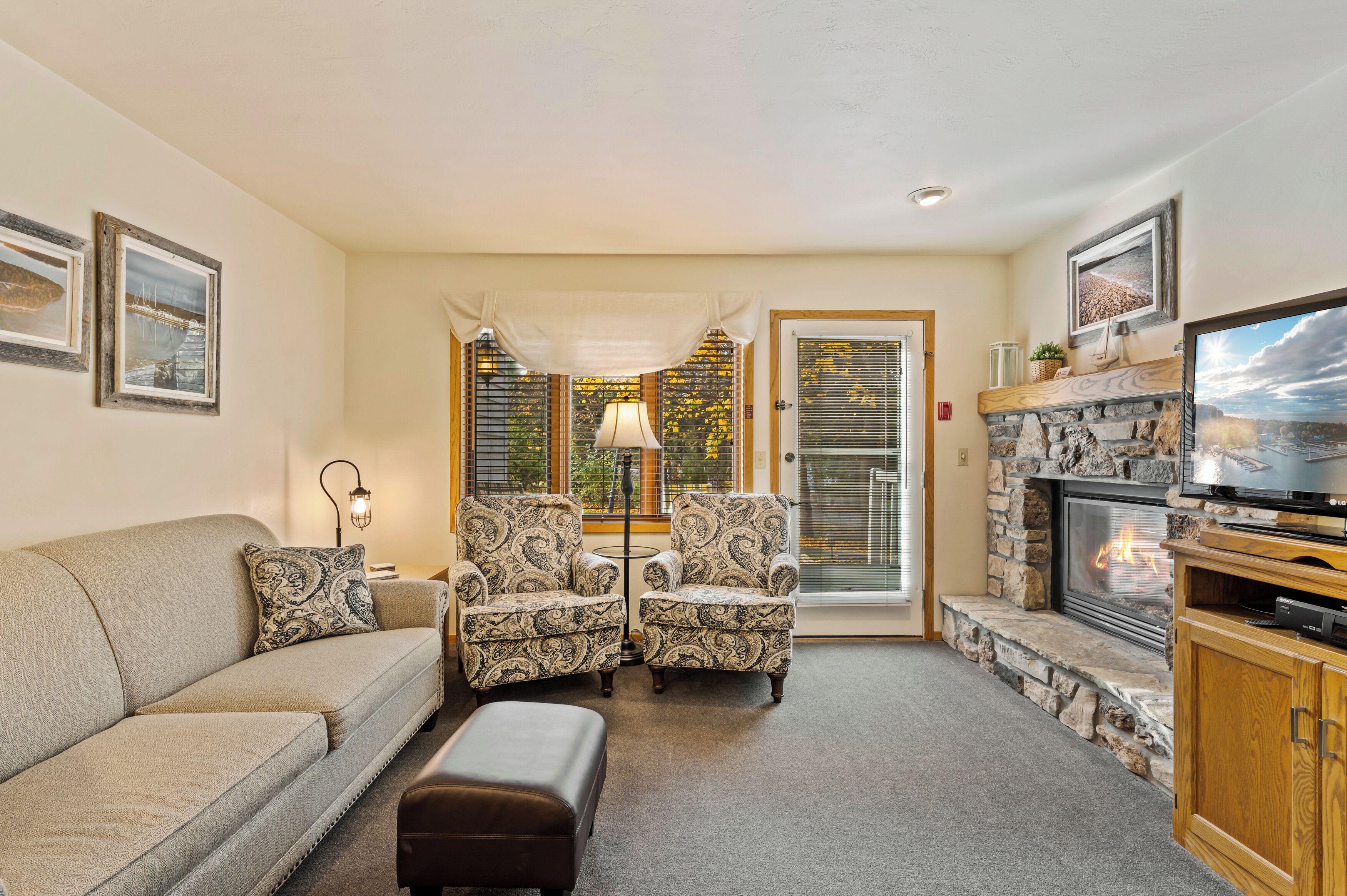 Televisión y chimenea 