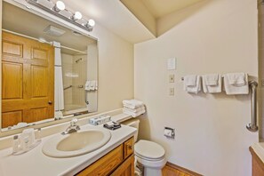 Shower, jetted bath, hair dryer, towels