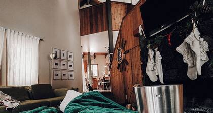 Peaceful Chalet Home in Sunriver. 10-mimute walk to SHARC!