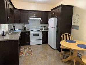 Private kitchen - Kate's Cove in North Nanaimo - quiet location, 5 minute walk to ocean (Nanaimo)