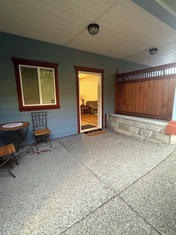 Terrace/patio - Kate's Cove in North Nanaimo - quiet location, 5 minute walk to ocean (Nanaimo)