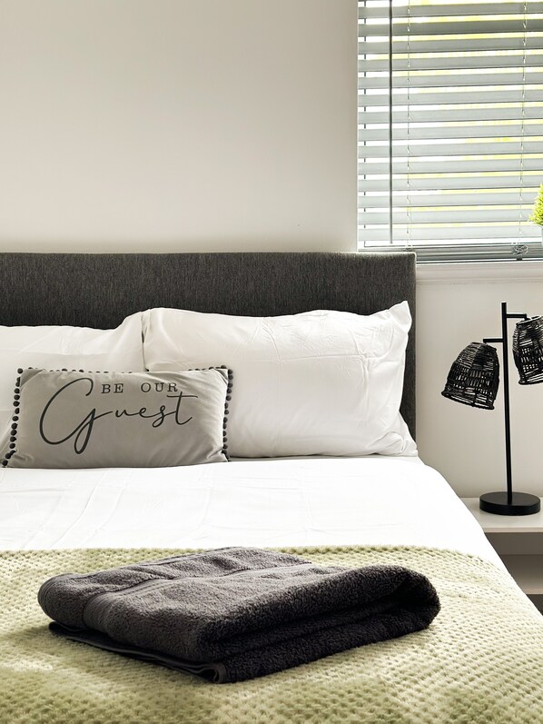 4 habitaciones, tabla de planchar con plancha, wifi y ropa de cama 