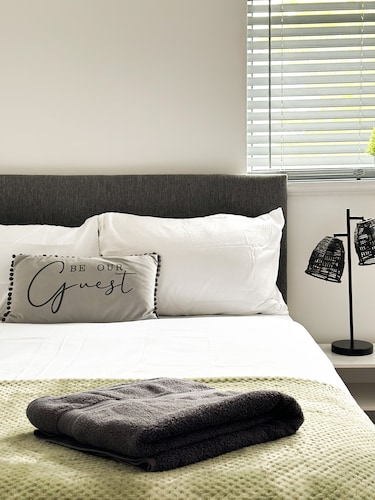 4-min drive from NEC/BHX Airport/HS2 - Sleeps 10 guest.