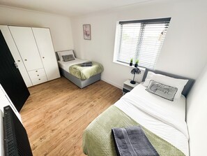 4 bedrooms, iron/ironing board, WiFi, bed sheets
