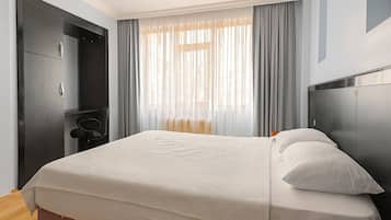 Escritorio, espacio para trabajar con laptop y cortinas blackout