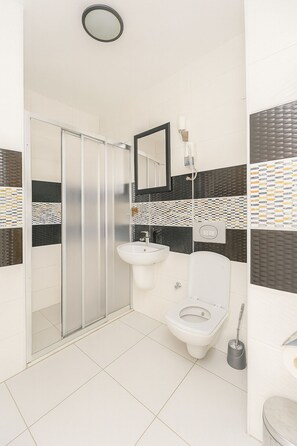 Dusj, hårføner, tøfler og håndklær