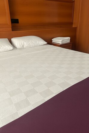 Desk, laptop workspace, blackout drapes, free WiFi - Ferah Hotel (Gebze)