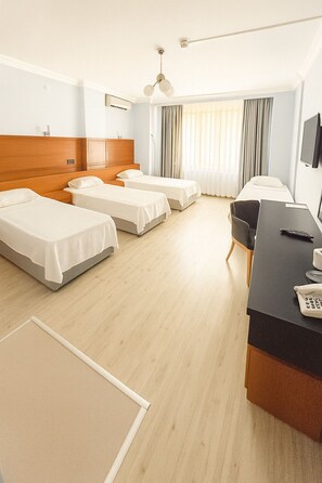 Habitació quàdruple estàndard | Escriptori, espai de treball apte per a portàtils i cortines opaques 