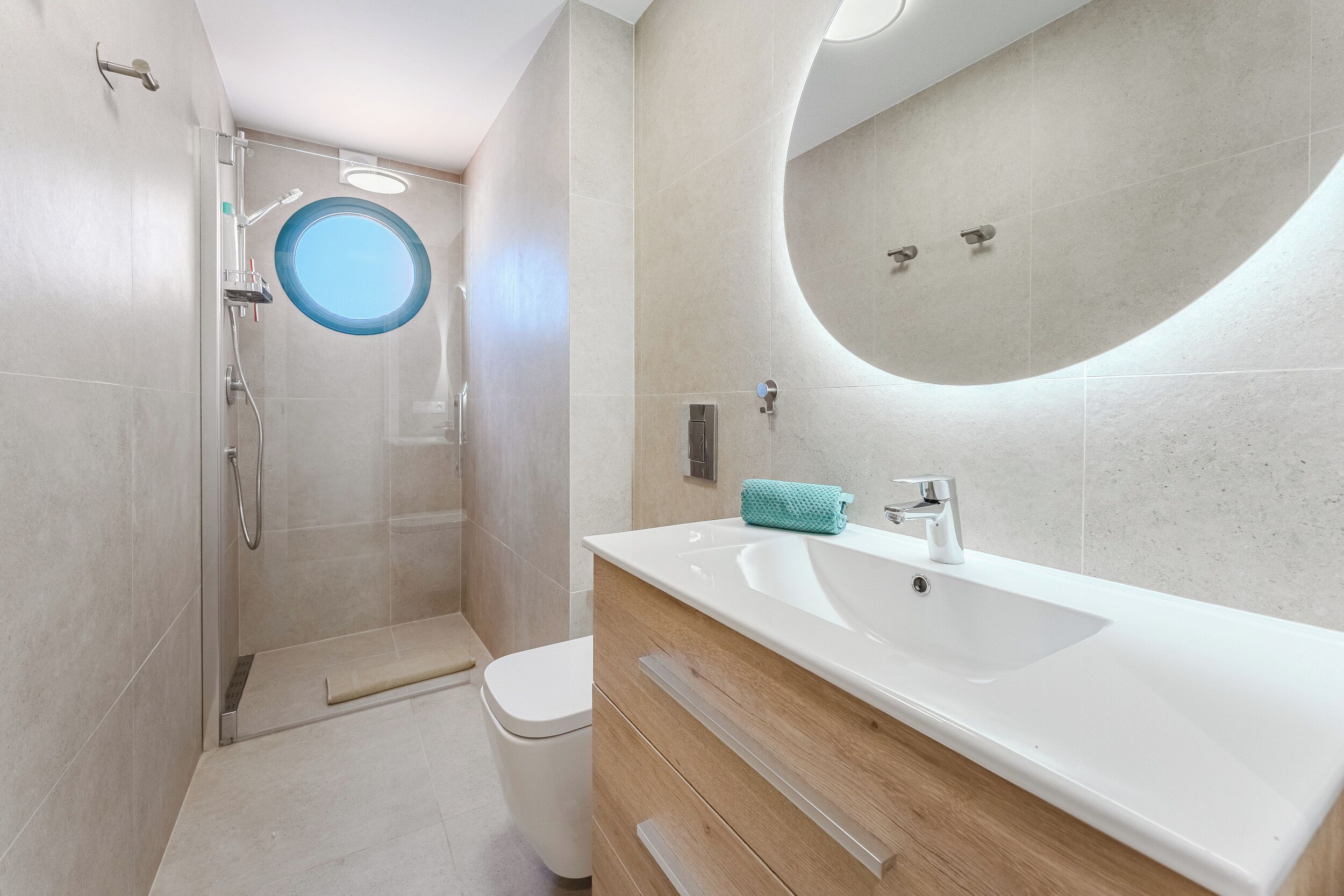 Regadera, secadora de cabello, bidet, toallas 