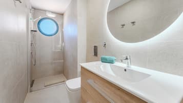 Regadera, secadora de cabello, bidet, toallas