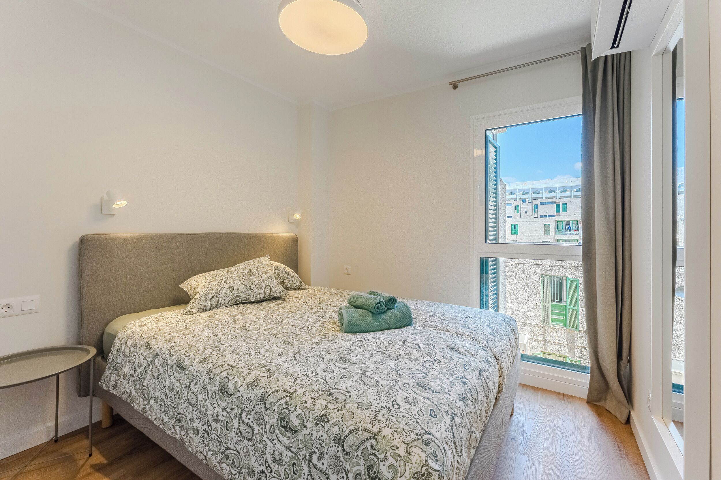 3 sovrum, värdeförvaringsskåp på rummet och skrivbord