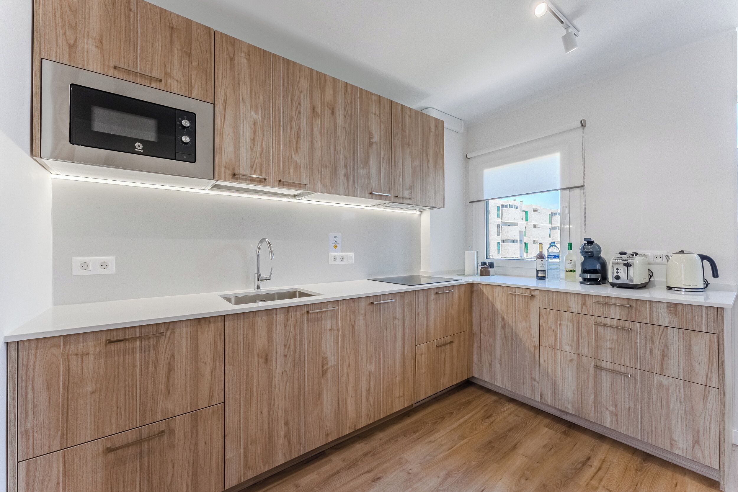 Kylskåp, mikrovågsugn, spishäll och diskmaskin