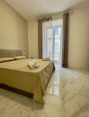Room | Desk, iron/ironing board, rollaway beds, free WiFi - Nerisa home  (Naples)