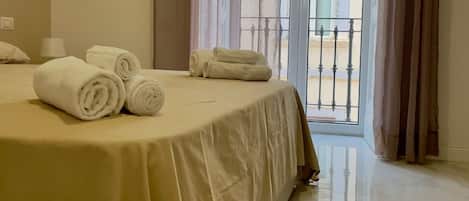 Room | Desk, iron/ironing board, free WiFi