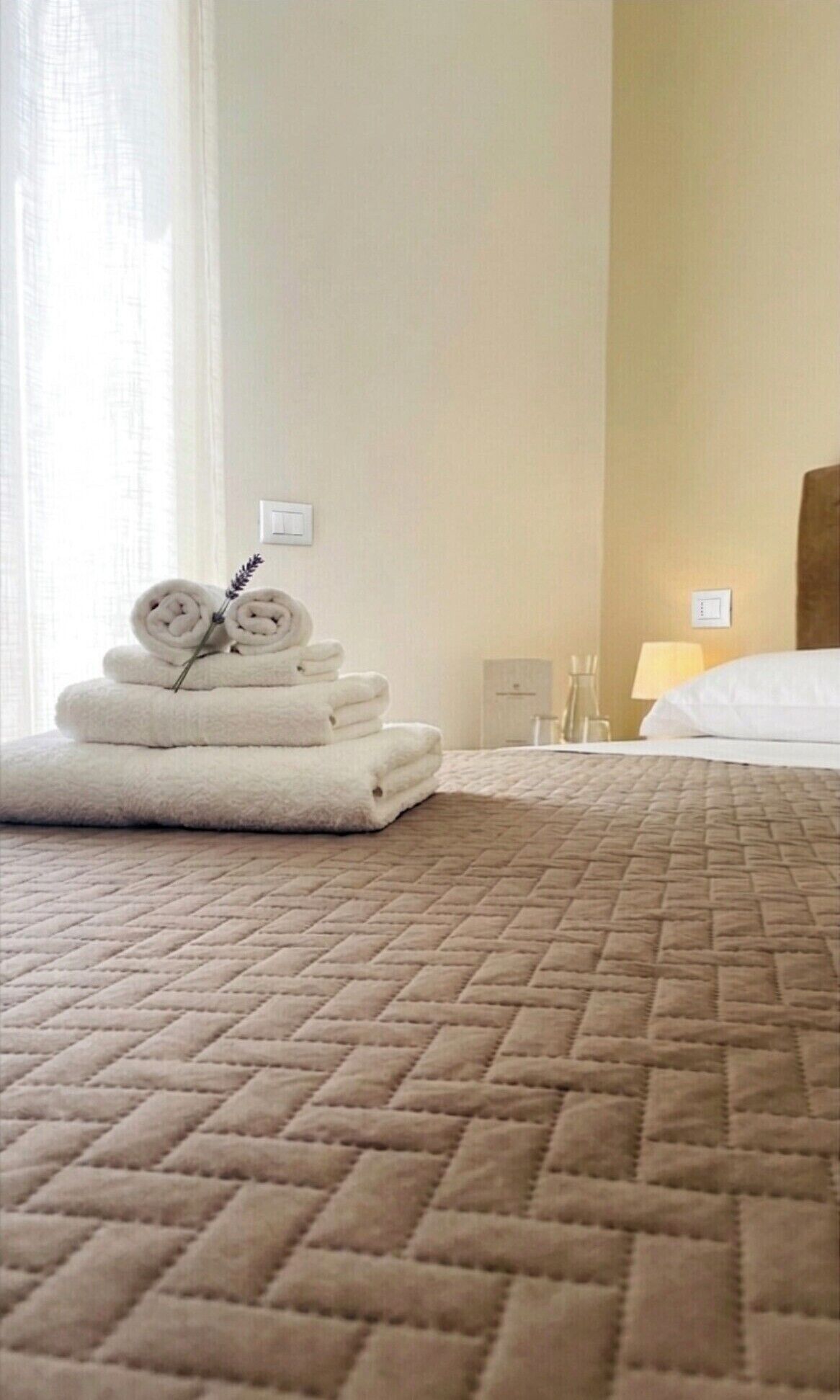 Habitación doble, vista a la ciudad | Escritorio, tabla de planchar con plancha, wifi gratis y ropa de cama 