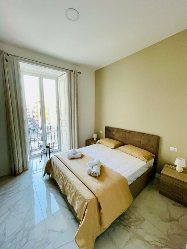 Habitación doble, vista a la ciudad | Escritorio, tabla de planchar con plancha y wifi gratis 