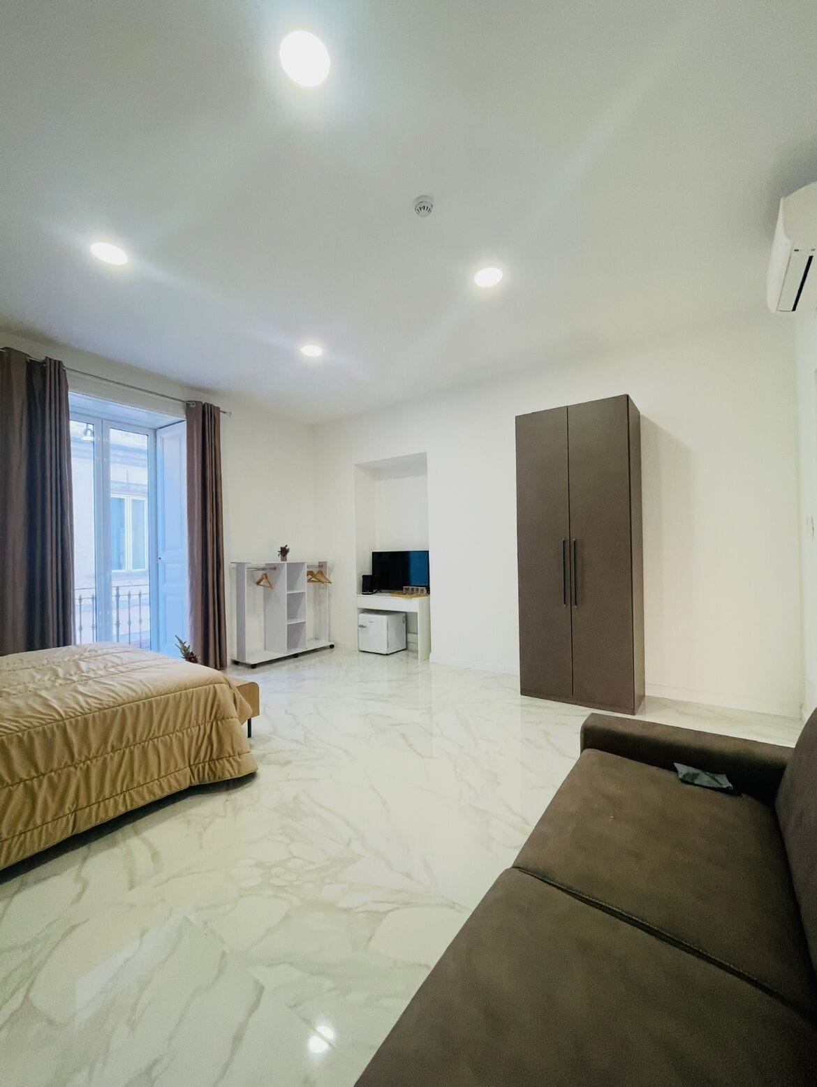 Quarto conforto, para não fumantes | Escrivaninha, ferros/tábuas de passar roupa, Wi-Fi de cortesia