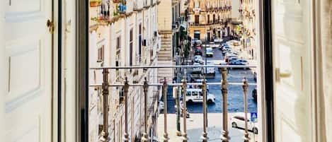 Habitació doble, vistes a la ciutat | Escriptori, planxa i posts de planxar i wifi gratuïta