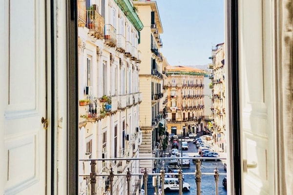 Tweepersoonskamer, uitzicht op stad | Een bureau, een strijkplank/strijkijzer, gratis wifi