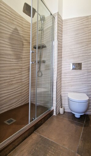 Double Room, City View | Bathroom | Hair dryer, towels, soap, shampoo - Nerisa home (Naples)