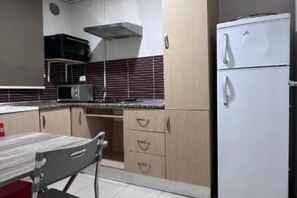 Microwave, oven, stovetop, dishwasher - Your elegant and spacious Chez-Moi retreat in the heart of Sfax (Sfax)