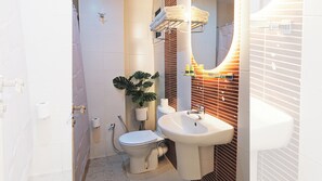 Shower, hair dryer, towels, soap - Your elegant and spacious Chez-Moi retreat in the heart of Sfax (Sfax)