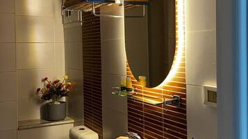 Doccia, asciugacapelli, asciugamani, sapone