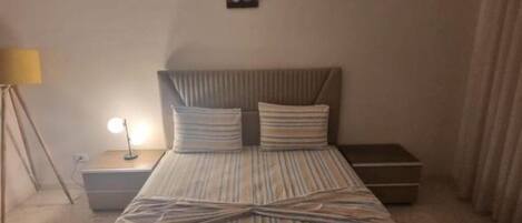 2 habitaciones, tabla de planchar con plancha, wifi y ropa de cama
