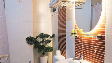 Douche, sèche-cheveux, serviettes fournies, savon